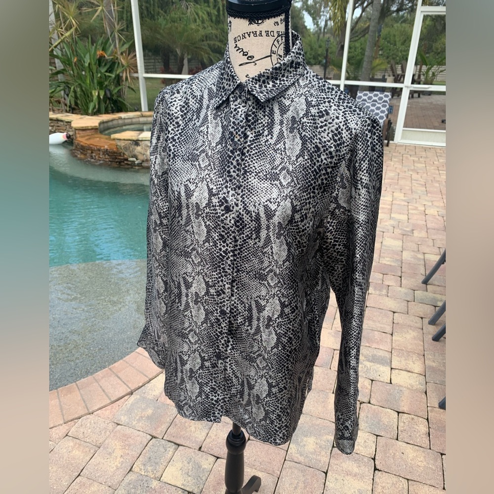 Jones New York Signature pre owned snake print 100% silk blouse